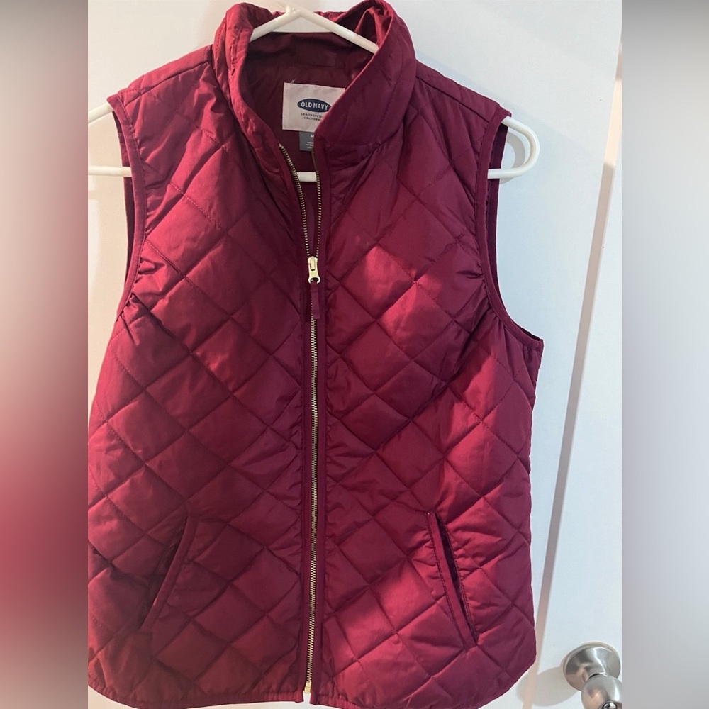 Old Navy Quilted Vest size Medium — burgundy